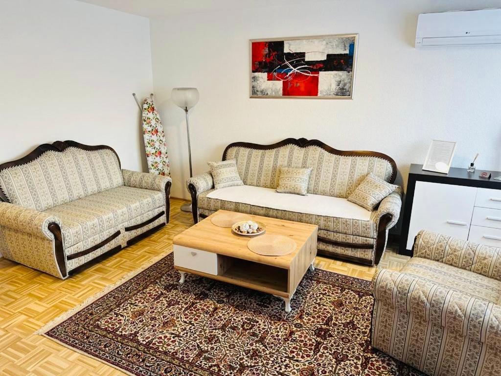 Apartment Etna! Near To Airport Sarajevo Exterior photo
